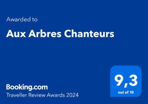 Ett certifikat, pris eller annat dokument som visas upp på Aux Arbres Chanteurs
