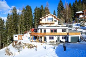 een huis in de sneeuw met bomen bij Appartement Wöhrer in Schladming