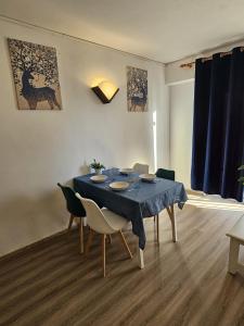 una sala da pranzo con tavolo e sedie blu di Le Mirage Ibiza a San Antonio