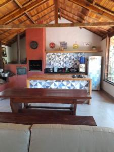 a living room with a bench and a kitchen at Casa Rustica Dubanza in Bonito