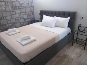 a bedroom with a bed with two towels on it at Villa la Vago in Agios Ioannis Kaspaka
