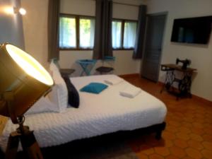 Ein Bett oder Betten in einem Zimmer der Unterkunft chambres et gites d'étretat