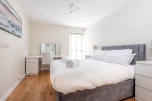 a bedroom with a large bed and a desk at Argyle Rigg - Central Elegant Townhouse - Balcony in St. Andrews