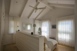 Μια τηλεόραση ή/και κέντρο ψυχαγωγίας στο Pearl Bay Beach Home