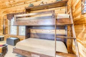 Voodi või voodid majutusasutuse Rustic Cabin with Hot Tub, Large Deck & Game Room Two King Suites and Loft Game Room Bunks, 10 Mins to Gatlinburg, 20 Mins to Parkway Great for Families, 24 Hr Hospitality, Dog Friendly toas