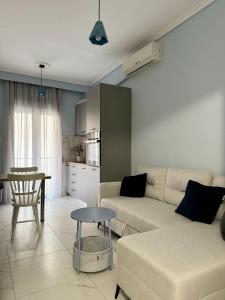 un soggiorno con divano e tavolo di KOI Apartment Toumba SKG a Salonicco