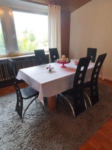 uma mesa de jantar com uma mesa branca e cadeiras em Gemütliche Monteurwohnung in Oberhausen em Oberhausen