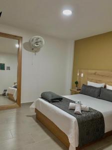 Un pat sau paturi într-o cameră la HOTEL GRAN PARAISO