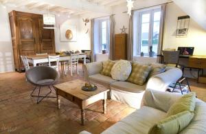 a living room with a couch and a table at Les Tilleuls in Saint-Jean-dÊ¼Avelanne