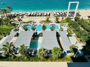 - Vistas aéreas a un complejo con playa en Luxury Brand New 2 Br Apartment In La View -jbr, en Dubái