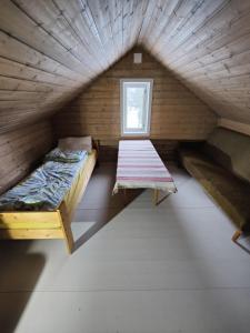 een kamer met een bed en een bank op een zolder bij Tronstadbu- Traditional cabin in Hellesylt