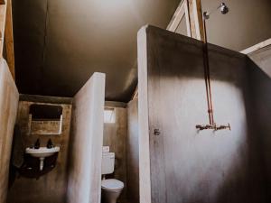 mała łazienka z umywalką i toaletą w obiekcie Mountain Peak Game Lodge and Camping w mieście Outjo