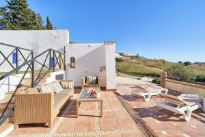 A seating area at Finca Alcaparaín con Piscina en Caminito del Rey-Carratraca