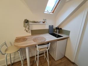 Kuchnia lub aneks kuchenny w obiekcie La Vallée Appartement Proche du Mont Saint Michel