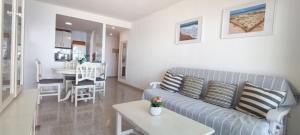 - un salon avec un canapé et une table dans l'établissement Baix Maestrat Apartamento en 1ª línea de playa, à Peñíscola