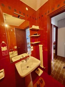 y baño con lavabo y espejo. en Appartamento per Famiglie, 6 posti, in centro ad Asiago, en Asiago