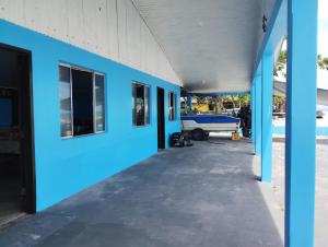 un edificio vacío con pintura azul a un lado en Pousada Costazul, en Superagui