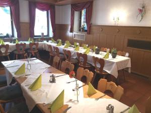 uma sala com mesas e cadeiras com guardanapos verdes em Gasthaus Rotes Ross em Eckental