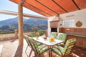 A general mountain view or a mountain view taken from the country house