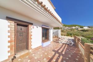 A balcony or terrace at Finca Alcaparaín con Piscina en Caminito del Rey-Carratraca