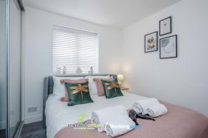 En eller flere senge i et værelse på 5 Bed House By Sentinel Living Short Lets & Serviced Accommodation Windsor Ascot Maidenhead With Free WiFi & Garden