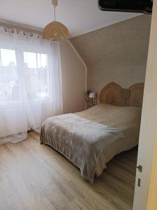 una camera con un letto e una grande finestra di Proche du Mont Saint Michel Appartement de vacances a Roz-sur-Couesnon