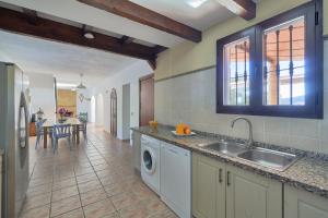 A kitchen or kitchenette at Finca Alcaparaín con Piscina en Caminito del Rey-Carratraca