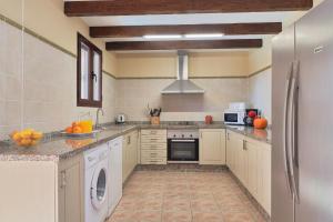 A kitchen or kitchenette at Finca Alcaparaín con Piscina en Caminito del Rey-Carratraca