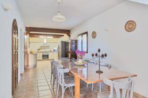 A kitchen or kitchenette at Finca Alcaparaín con Piscina en Caminito del Rey-Carratraca