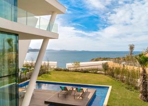 BogaziciにあるLe Méridien Bodrum Beach Resortの家のバルコニーから海の景色を望めます。