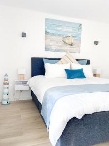 Un dormitorio con dos camas y un cuadro en la pared. en Carvoeiro Beach House, en Carvoeiro