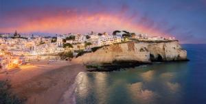 vistas a una playa con un arco iris en el cielo en Carvoeiro Beach House, en Carvoeiro 15 fotos más