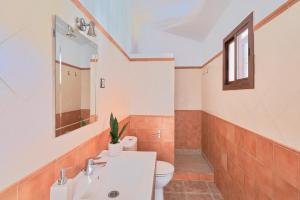 A bathroom at Finca Alcaparaín con Piscina en Caminito del Rey-Carratraca