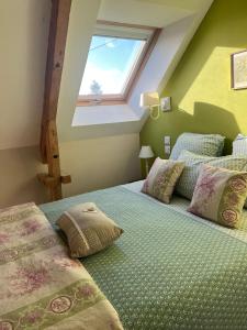 מיטה או מיטות בחדר ב-Au Domaine de Sophie piscine chauffée couverte et jacuzzi couvert
