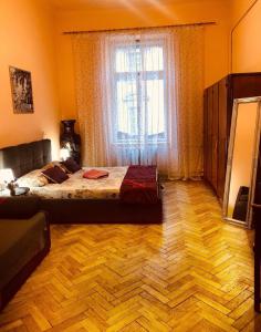 En eller flere senge i et værelse på Lvivskiy Zatyshok TWO Bedrooms ISOLATED with Balcony