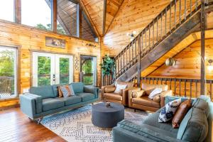 uma sala de estar com sofás e cadeiras numa cabina em The Solstice - Scenic Mountain Views & Hot Tub em Gatlinburg