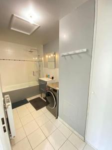 ein Bad mit einem WC, einem Waschbecken und einer Dusche in der Unterkunft Duplex lumineux tout équipé/RER D/Balcon/Parking in Corbeil-Essonnes