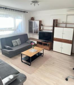uma sala de estar com um sofá e uma mesa em Apartment Maky em Zadar