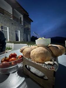 stół z chlebem i pomidorami w obiekcie Te Mulliri 