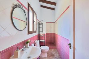 A bathroom at Finca Alcaparaín con Piscina en Caminito del Rey-Carratraca