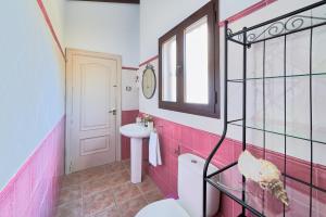 A bathroom at Finca Alcaparaín con Piscina en Caminito del Rey-Carratraca