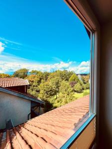 - une vue depuis une fenêtre de toit dans l'établissement Appartement mit Bademantelgang zur Wohlfühltherme, à Bad Griesbach im Rottal