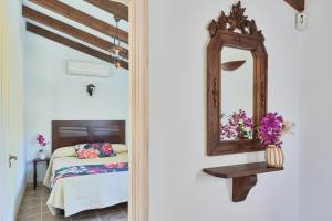 A bed or beds in a room at Finca Alcaparaín con Piscina en Caminito del Rey-Carratraca