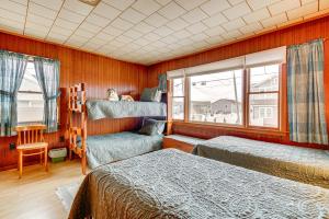 Двухъярусная кровать или двухъярусные кровати в номере Beachfront Lavallette Home - 2 Mi to Casino Pier!