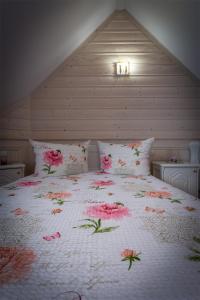 a bedroom with a bed with pink flowers on it at Domek Fafik in Krościenko