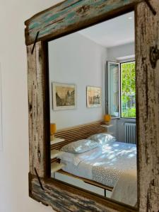 a mirror reflection of a bed in a bedroom at Roma Caracalla apartament with garden in Rome