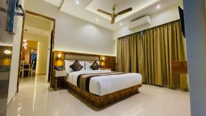 um quarto com uma cama grande num quarto em Home2 Studio Apartments em Mumbai