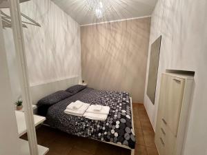 een slaapkamer met een bed met handdoeken erop bij Particular apartment in San Benedetto del Tronto in San Benedetto del Tronto