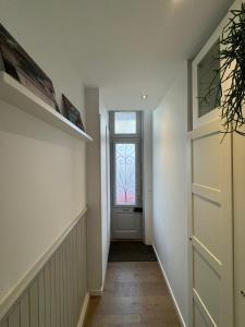 pasillo con puerta y ventana en maison belle rade : l'amarre, en Dunkerque