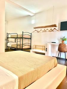 - une chambre avec 2 lits superposés et une télévision dans l'établissement Li Canali Reali, à Mesagne